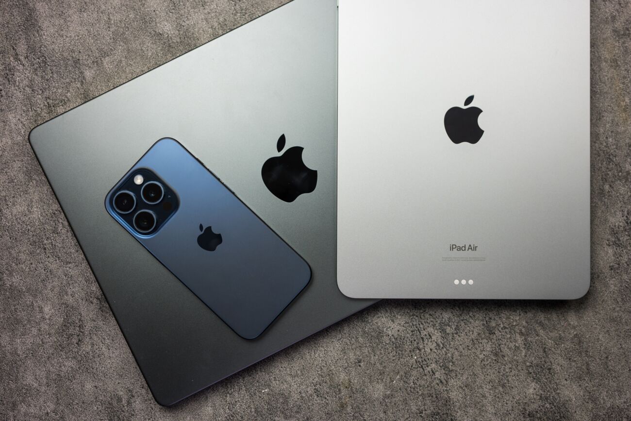 ICT appple Shutterstock 2506929337